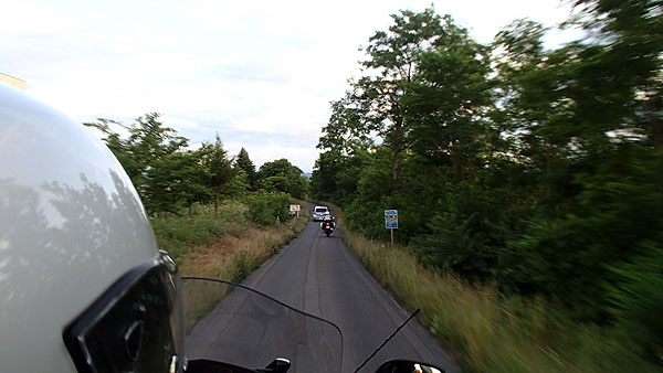 一方通行で車も走ります
